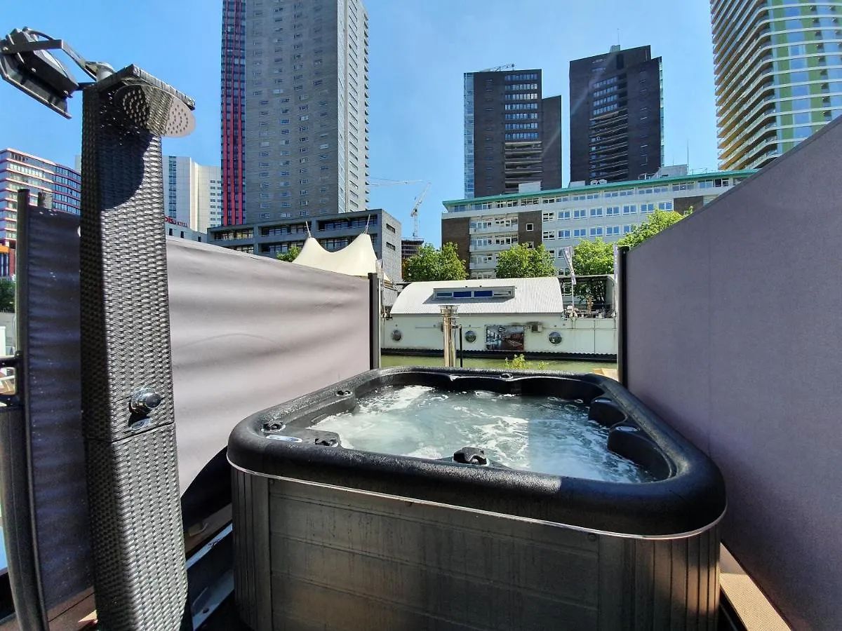 De Coaster & Aquarium Ponton Hotel Rotterdam Botel