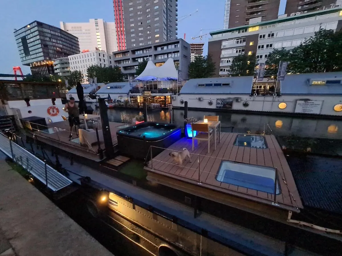 De Coaster & Aquarium Ponton Hotel Rotterdam Botel
