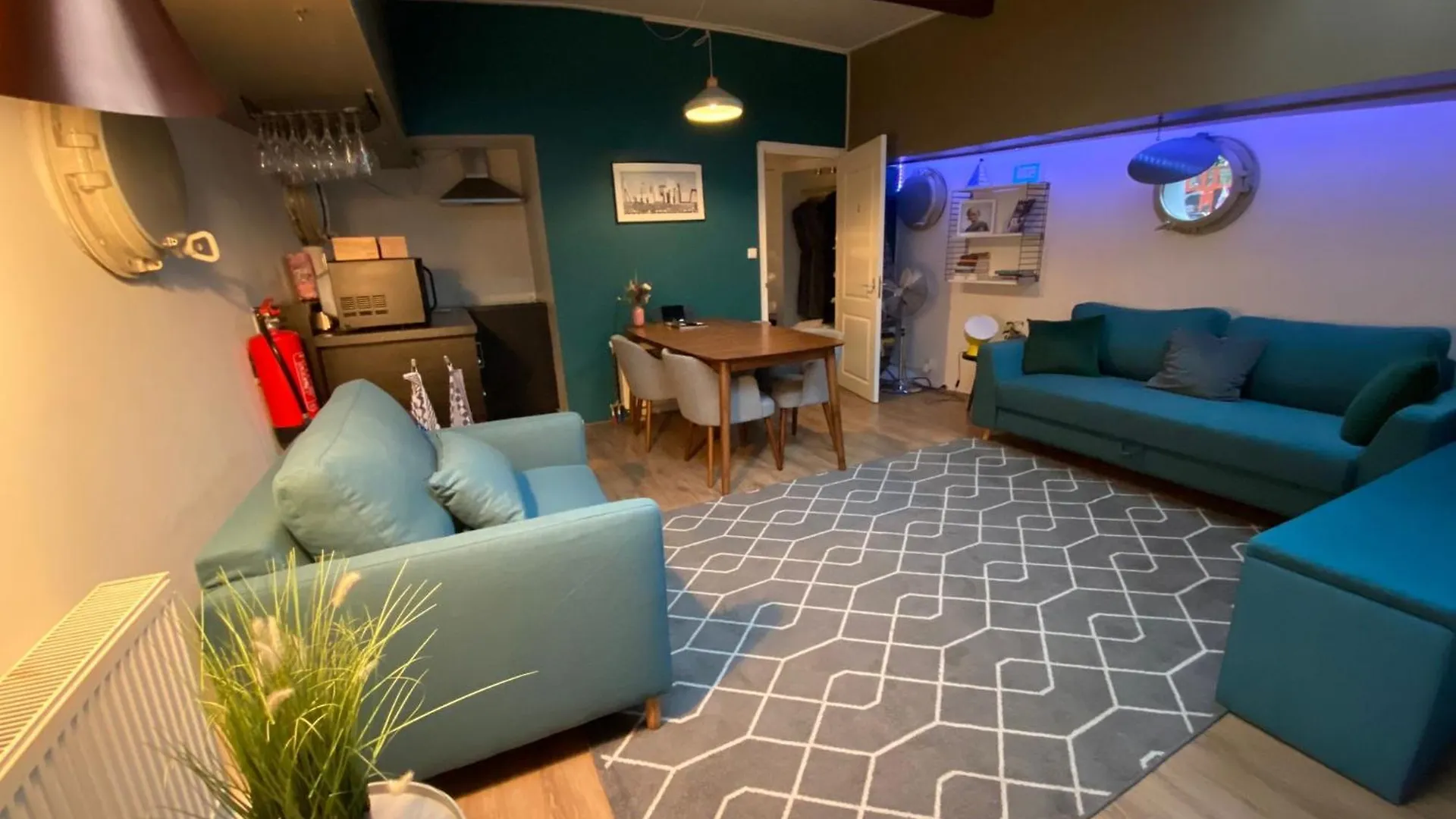 De Coaster & Aquarium Ponton Hotel Rotterdam Botel