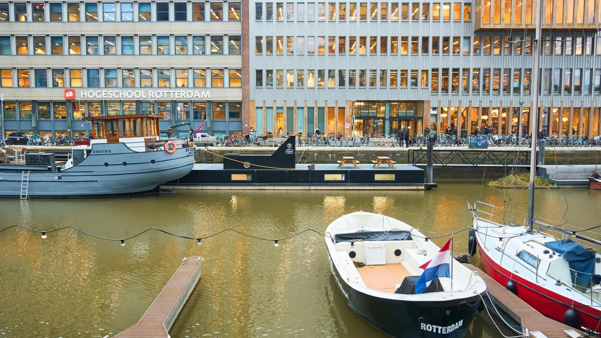 De Coaster & Aquarium Ponton Hotel Rotterdam Botel