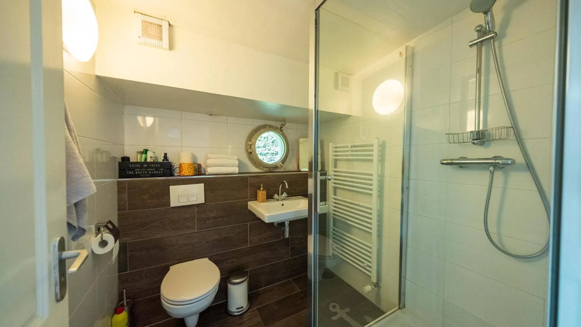De Coaster & Aquarium Ponton Hotel Rotterdam Botel